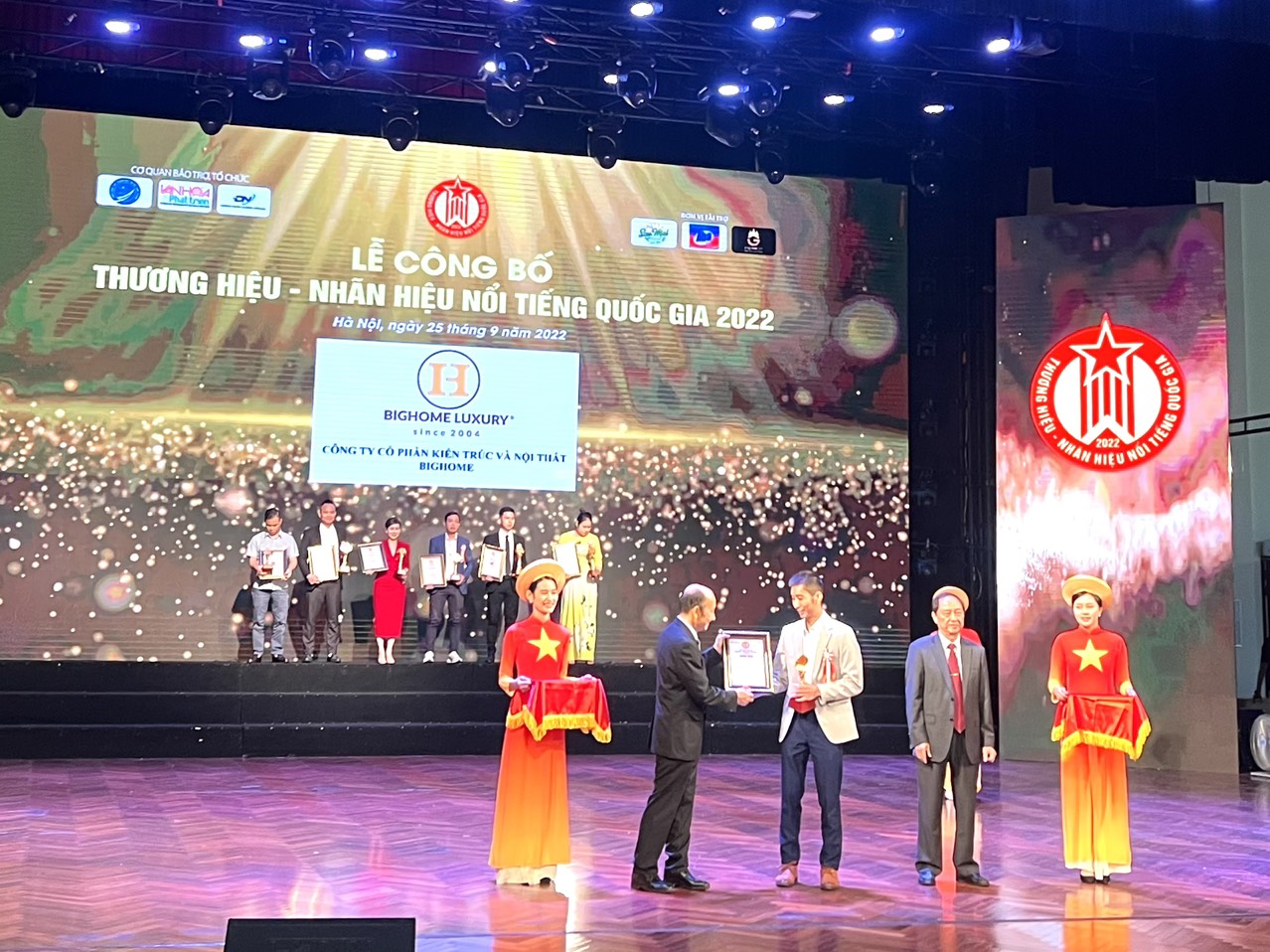 Anh Trần Hùng - Giám đốc Công ty Bighome lên nhận giải thưởng Top 10 thương hiệu nổi tiếng Quốc gia 2022